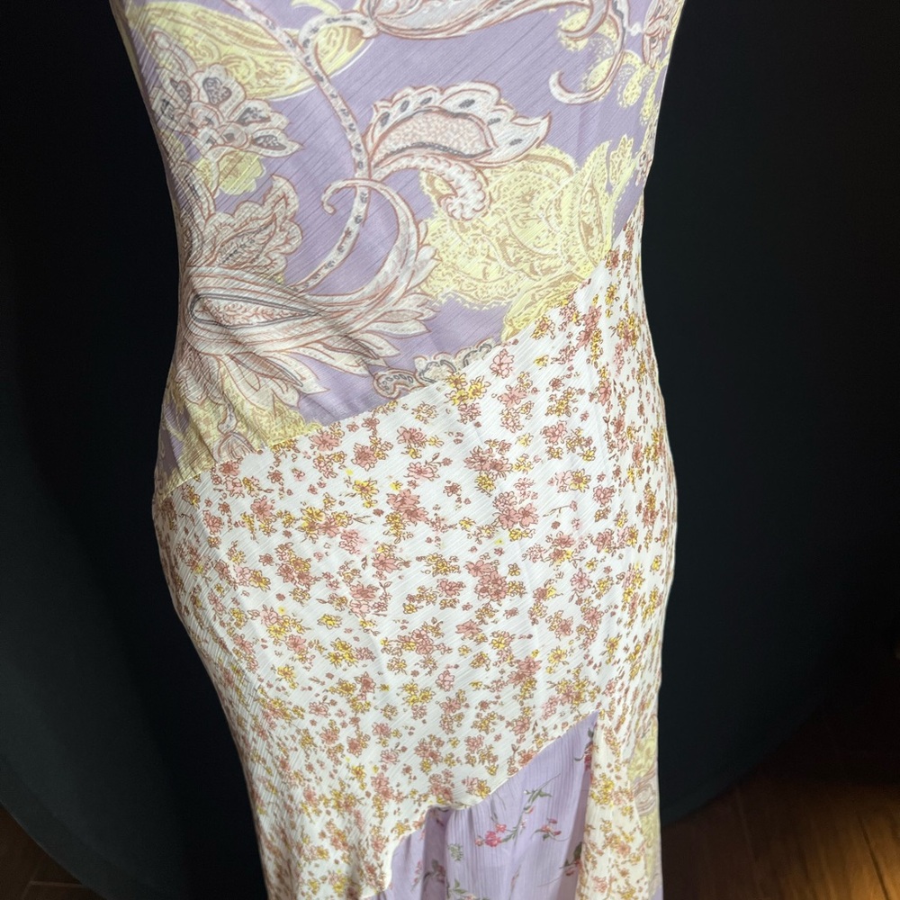 Chic High-Low Floral Dress in Lavender and Cream - Picture 3 of 4